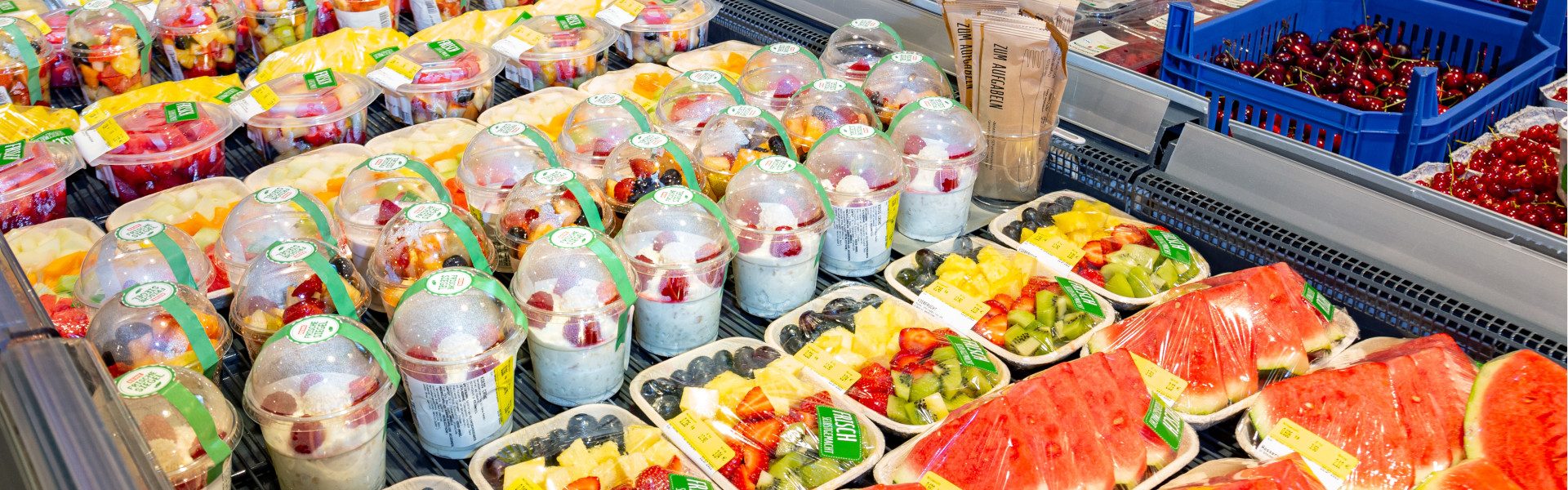 Frisch abgepacktes Obst und Obstsalate im Markt
