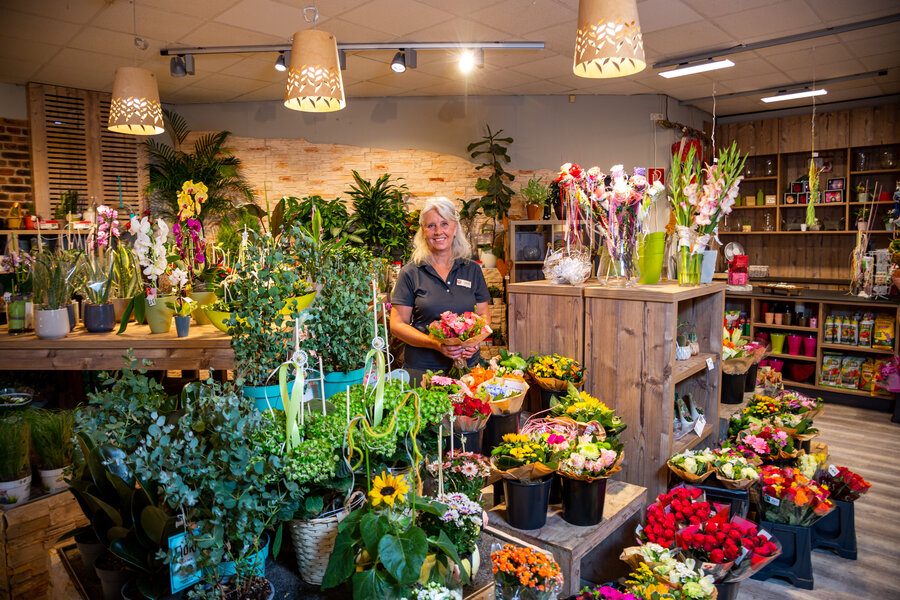 Floristikabteilung mit Blumen und Pflanzen