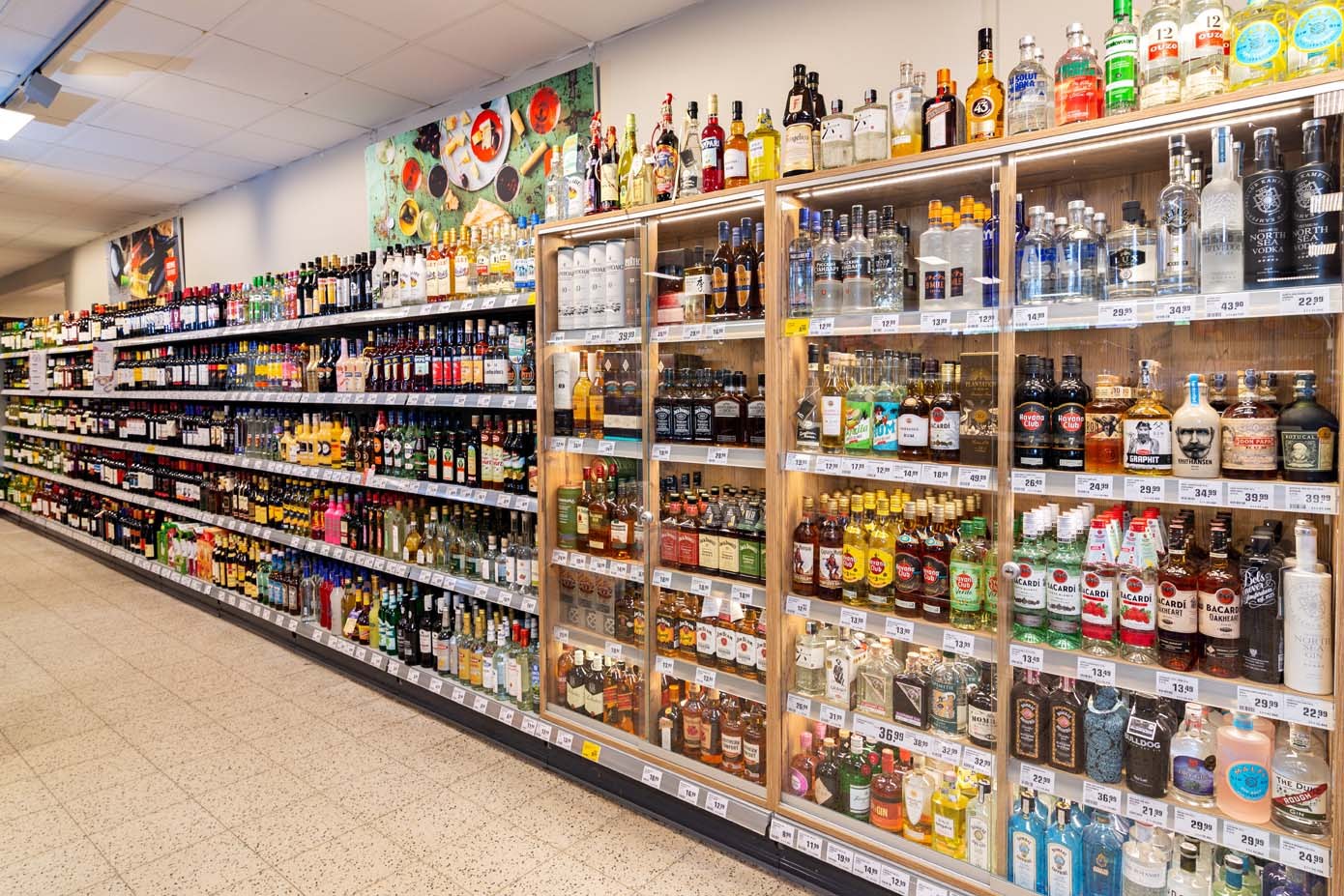 Regale mit Bier und Spirituosen in der Getränkeabteilung