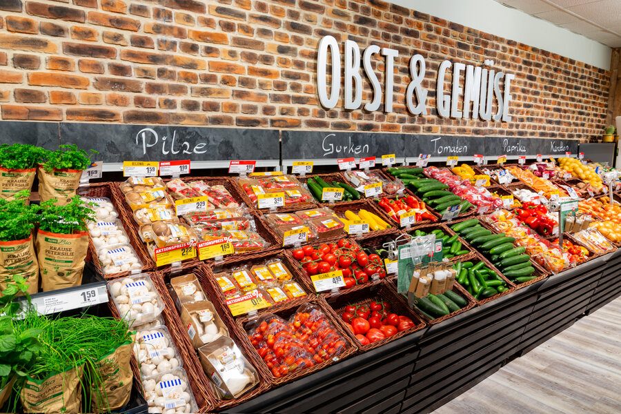 Obst- und Gemüseabteilung bei REWE Engelhardt