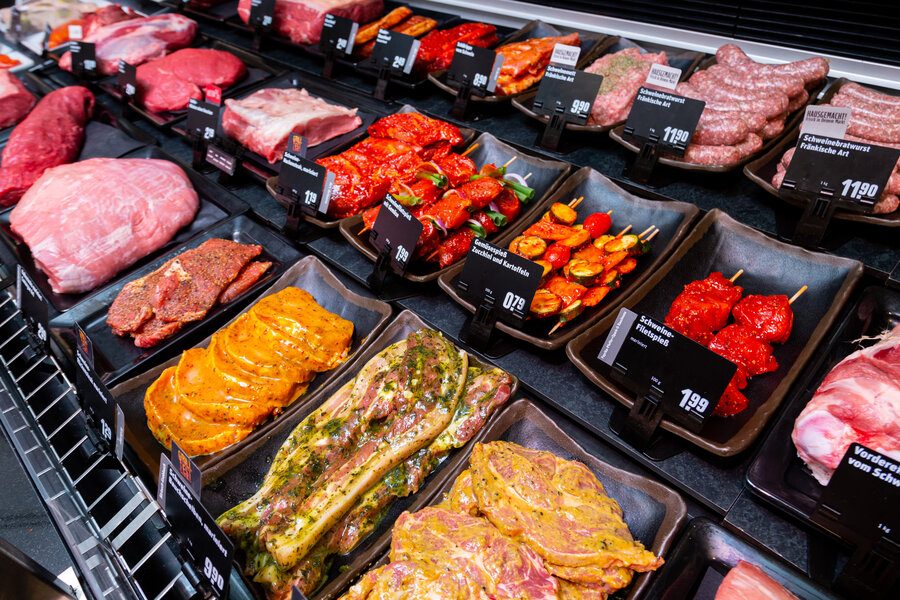 Frischetheke mit Fleisch und Wurst im Markt